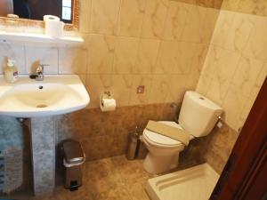 a bathroom with a toilet and a sink at Anastasia in Áno Lekhónia