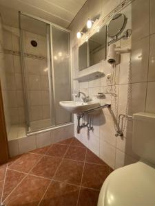 Harpfner في فينكنبرغ: حمام مع مرحاض ومغسلة ومرآة