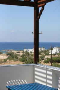 balcón con vistas al océano en Blue Horizon Studios, en Lefkos Karpathou