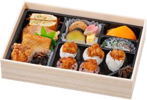 uma caixa de madeira cheia de diferentes tipos de alimentos em Lagunasuite Nagoya em Nagoia