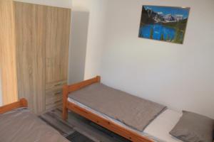 ein Schlafzimmer mit 2 Betten und einem Wandgemälde in der Unterkunft Apartment Frleta in Umag