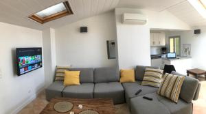 sala de estar con sofá y TV de pantalla plana en Appartement 3 chambres proche mer et Negresco en Niza
