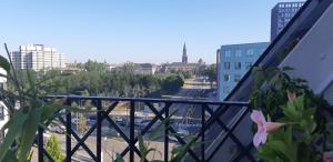 d'un balcon avec vue sur la ville. dans l'établissement Suite Place de l'Etoile, à Strasbourg