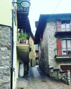 Ostello Sociale Borgo Venno في Lavenone: زقاق في مبنى حجري قديم