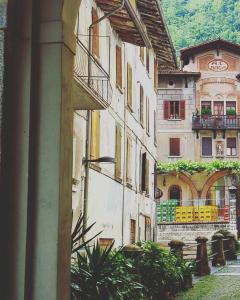 un callejón con edificios y plantas en una ciudad en Ostello Sociale Borgo Venno en Lavenone