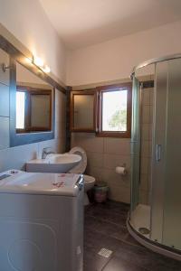 La salle de bains est pourvue d'un lavabo, de toilettes et d'une douche. dans l'établissement Pelegrines V., à Palekastro