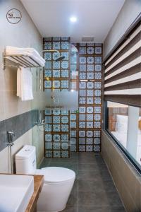 a bathroom with a toilet and a sink at Sơn Hà Hotel in Quy Nhon