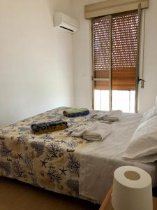 um quarto com uma cama com um edredão em Relax Near The Sea em Noto Marina