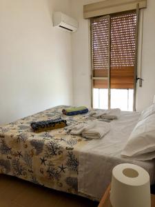 una camera da letto con un letto con un piumone di Relax Near The Sea a Noto Marina