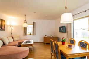 Untergriesbach的住宿－Ferienwohnung Granat，客厅配有沙发和桌子
