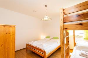 Двох'ярусне ліжко або двоярусні ліжка в номері Ferienwohnung Granat