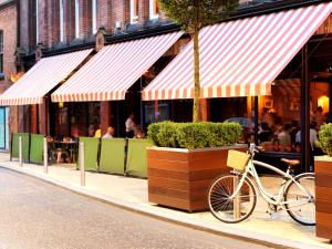 ein Fahrrad auf einem Gehweg vor einem Restaurant geparkt in der Unterkunft Kellys Hotel in Dublin