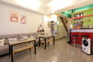 Khu vực ghế ngồi tại Redbean Guesthouse