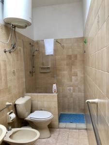 uma casa de banho com um WC, um lavatório e um chuveiro em Relax Near The Sea em Noto Marina