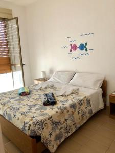 una camera con letto e piumone di Relax Near The Sea a Noto Marina