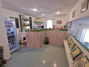 a bar in a store with a counter in a room at Hotel Del Porto in Palau