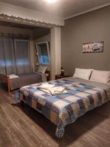 - une chambre avec un lit et une couverture dans l'établissement Grivas House, à Vourvourou