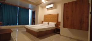Voodi või voodid majutusasutuse Hotel Neelkamal toas