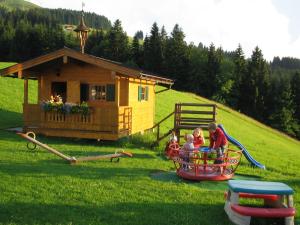 een groep kinderen die op een achtbaan rijden bij Alpengasthof Hirschberg in Sankt Johann in Tirol