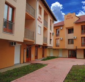 een rij appartementen met balkons erop bij IDI MI - DODJI MI in Vrnjačka Banja