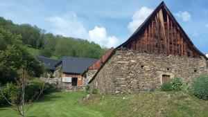 an old stone building with a roof at T2 cabine vue montagne Valnéa Peyragudes in Germ