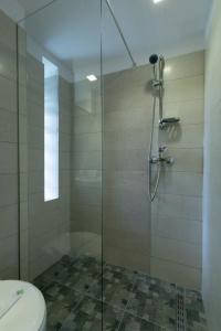 a bathroom with a glass shower with a toilet at Club Rossignol in Poiana Brasov