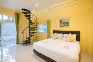 เตียงในห้องที่ The Forest for rest resort Khao Yai