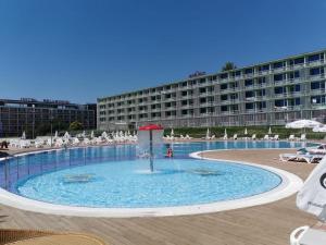 a large pool with a fountain in front of a building at HOTEL FELIX Eforie Nord in Eforie Nord