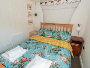 - une chambre avec un lit et une couette bleue dans l'établissement Spyglass, à Dartmouth
