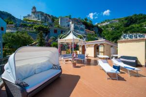 フローレにあるLuxury Villa Il Mignale Amalfi Coast Weddings&Eventsのパティオ(白い椅子、ガゼボ付)
