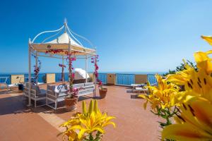 フローレにあるLuxury Villa Il Mignale Amalfi Coast Weddings&Eventsの海を背景にしたパティオのガゼボ