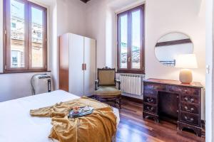 ローマにあるPalazzo Moroのベッドルーム1室(ベッド1台、ドレッサー、椅子付)
