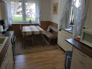 eine kleine Küche mit einem Tisch und einem Fenster in der Unterkunft Fewo Kaiser in Wolmirstedt