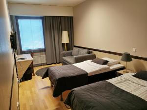 KankaanpääにあるSport Hotel Kantriのベッド2台と椅子があるホテルの部屋 +52枚の写真