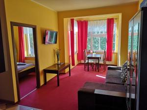 ein Wohnzimmer mit einem Sofa und einem Tisch in der Unterkunft Apartamenty Kostka in Karpacz