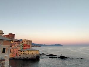 vista su una città con l'oceano e gli edifici di Hotel La Capannina a Genova