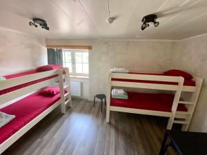 Katil dua tingkat atau katil-katil dua tingkat dalam bilik di Kuutsemäe Puhkekeskus