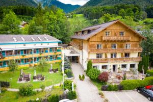 ザンクト・ヴォルフガングにあるHotel Försterhof lebe pur, genieße den Tagの庭付きの大きな木造建築物の空中風景