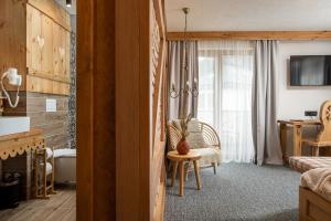 um quarto de hotel com uma cama e uma secretária em Zara Chalet em Bran