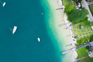 - une vue aérienne sur une plage avec des bateaux dans l'eau dans l'établissement Hotel Försterhof lebe pur, genieße den Tag, à Sankt Wolfgang im Salzkammergut