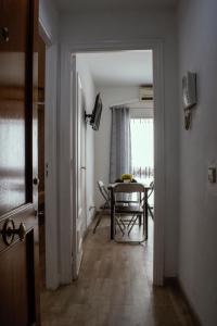 pasillo con mesa y comedor en Apartamentos Sleep in Madrid, en Madrid