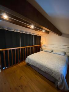 een slaapkamer met een groot bed en een raam bij Appartement Les grands pins in Les Issambres
