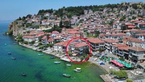 een groep huizen en boten in het water bij House Lucija in Ohrid