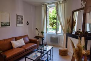 een woonkamer met een bank en een raam bij Atlantico - Arrosa in Biarritz
