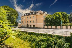 un edificio sul ciglio di una strada di Hotel Rokohof a Klagenfurt