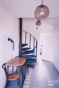 una camera con tavolo e scala a chiocciola di Wellspring a Radom