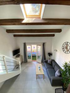 een woonkamer met een bank en een tafel bij Appartement Les grands pins in Les Issambres