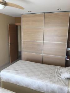 um quarto com uma cama e um grande armário em Apartamento Vista Mar 410 em Port d'Alcudia