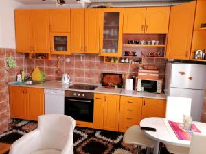 Dapur atau dapur kecil di Apartman Nena
