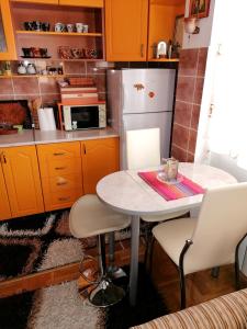 Dapur atau dapur kecil di Apartman Nena